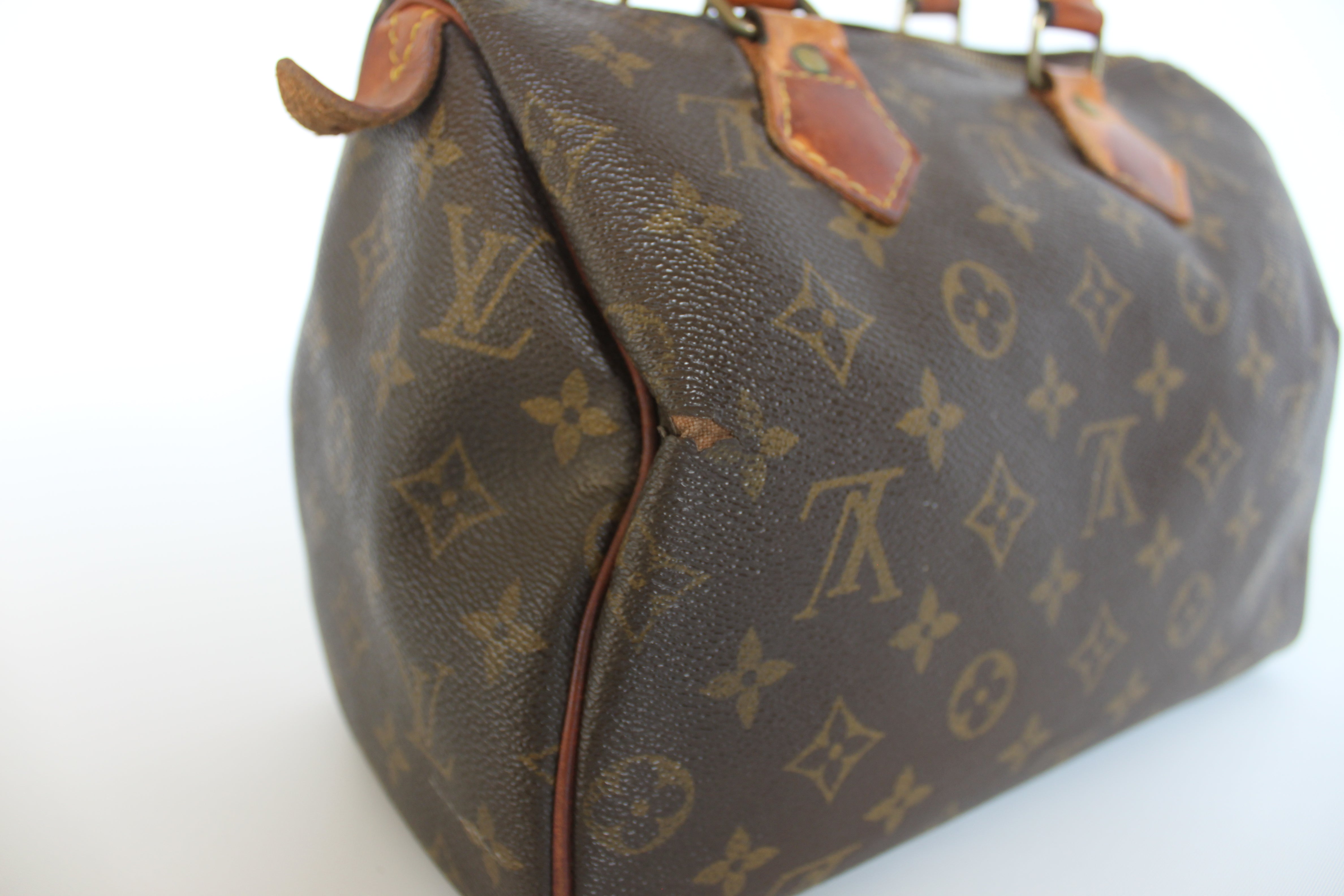 AUTHENTIC LOUIS VUITTON, A SPEEDY HANDBAG