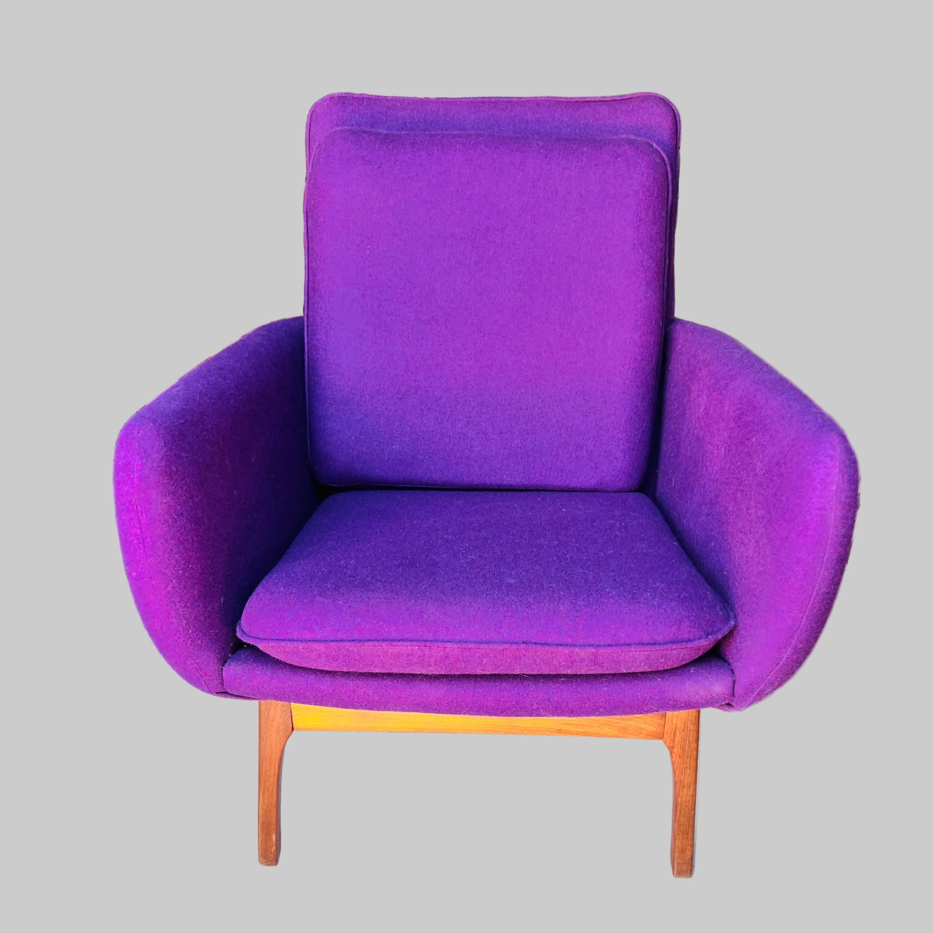 Danish deluze ziva front view in new purple felt