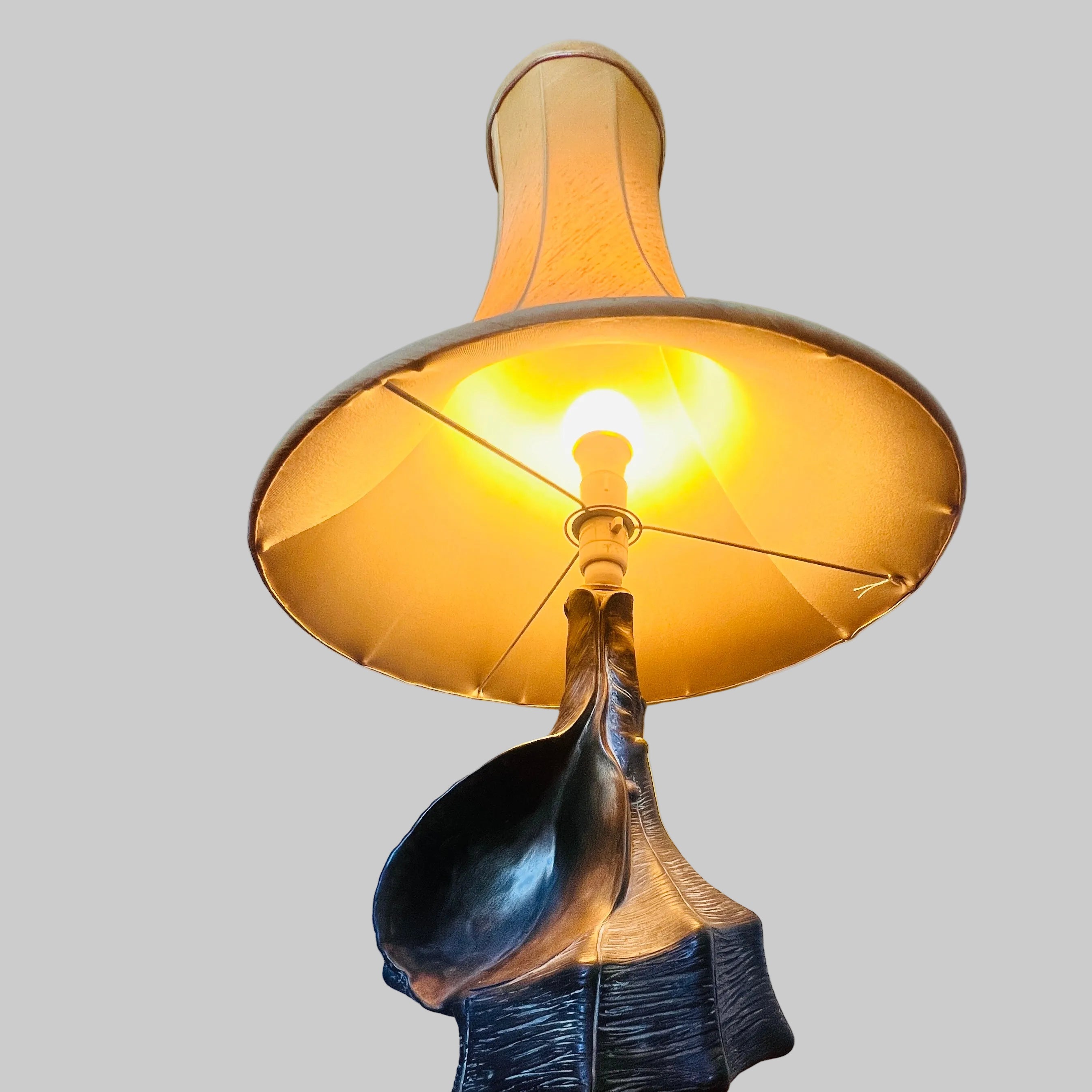 Sculptural midcentury Italian table lamp wiith original shade