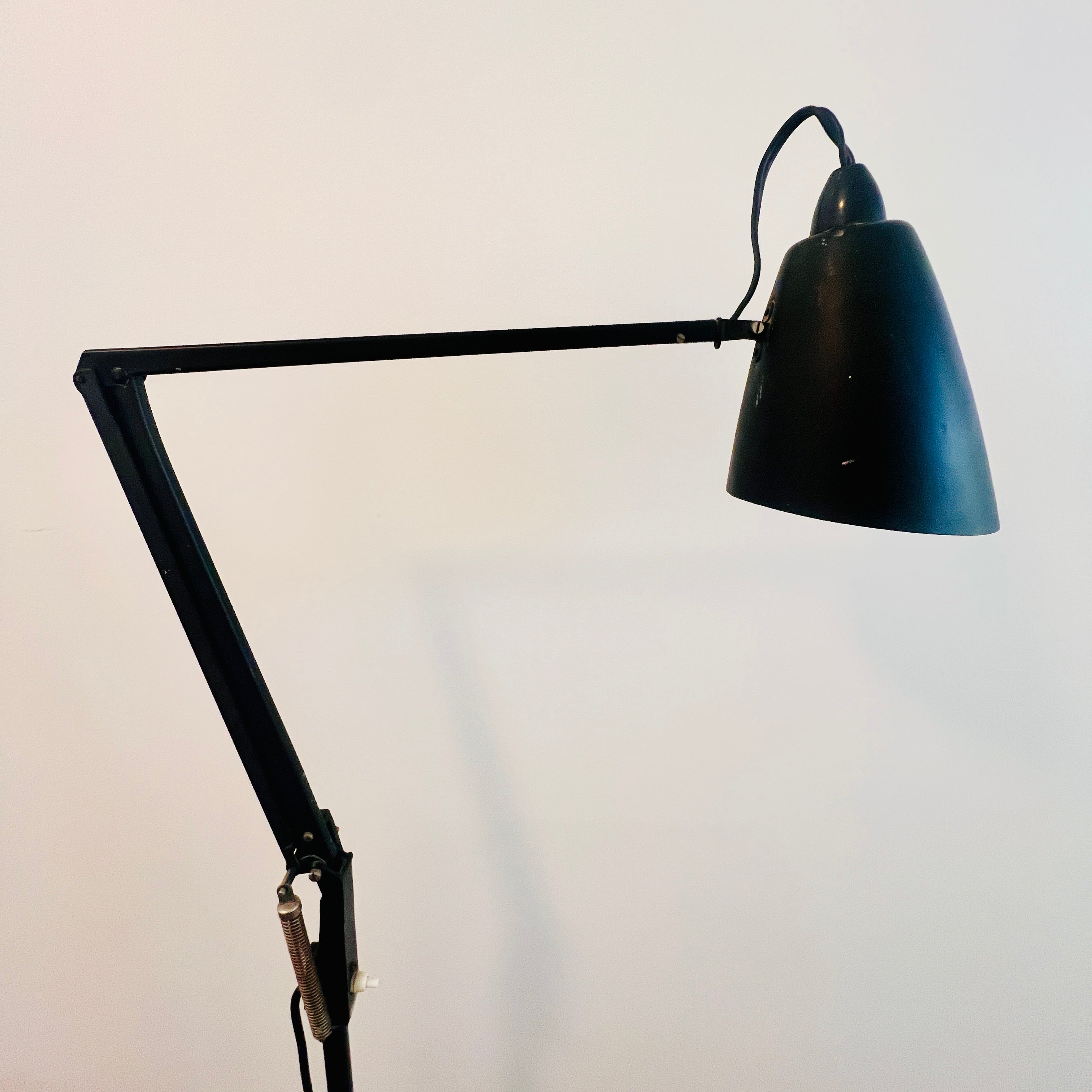 planet_indus_k_floor_lamp_black_side_profile